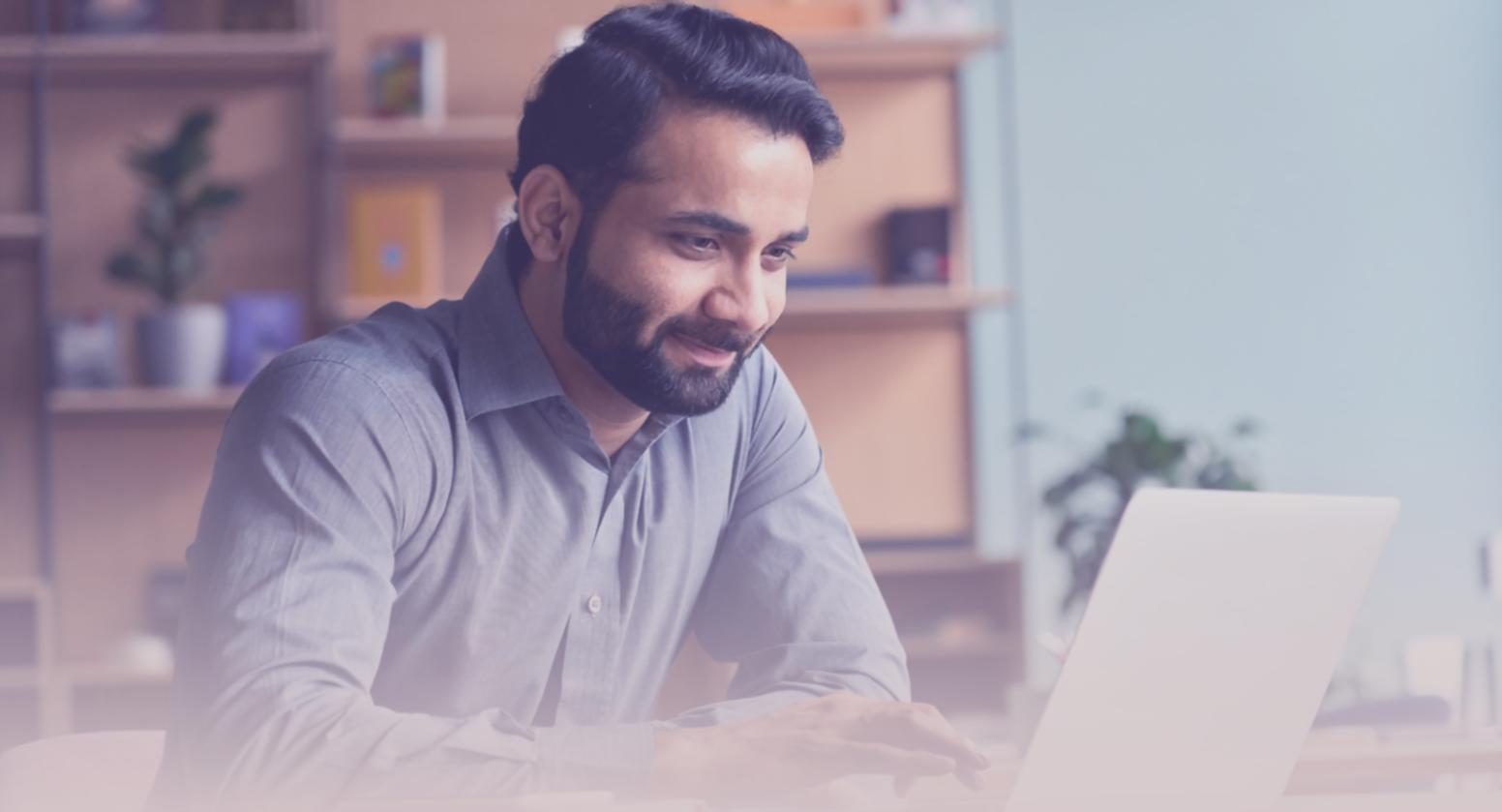 Osoba przygotowująca zdrowy posiłek w jasnej kuchni